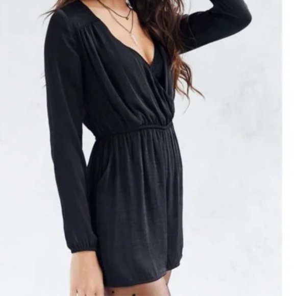 Alice + Urban Outfitters Long Sleeve Black V-neck romper size Large - Picture 12 of 12